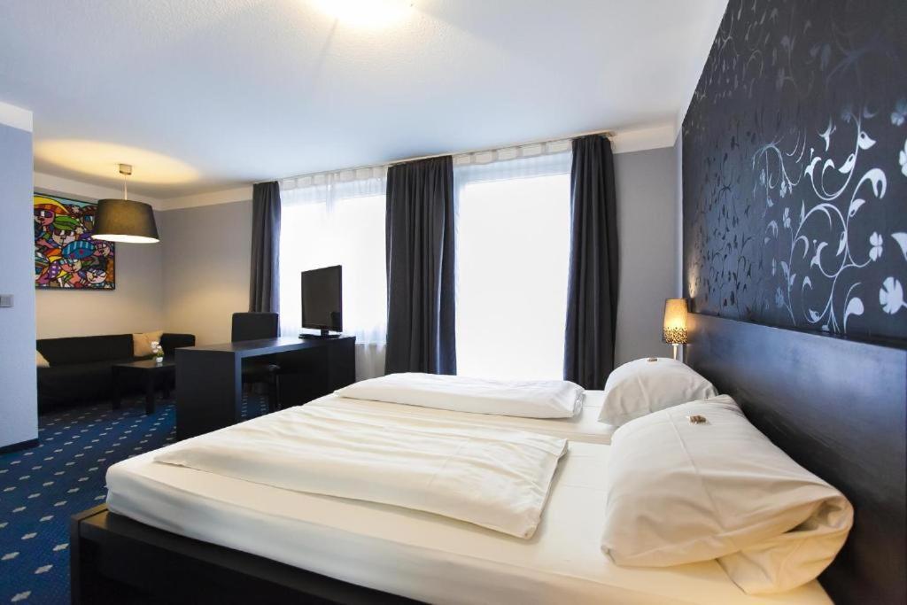 Hotel Am Berliner Platz ลังเงนเฟลด์ ภายนอก รูปภาพ