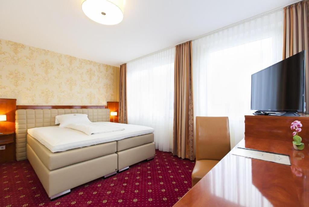 Hotel Am Berliner Platz ลังเงนเฟลด์ ภายนอก รูปภาพ